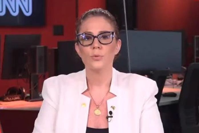 Carla Zambelli durante entrevista para a CNN Brasil