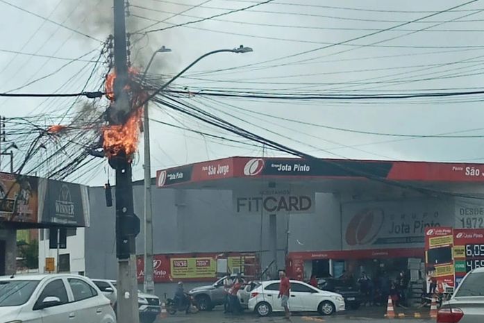 Poste pega fogo e fios ficam espalhados em avenida movimentada no São Jorge; Veja vídeo