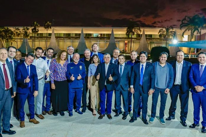 Lula em reunião com parlamentares, no Palácio da Alvorada
