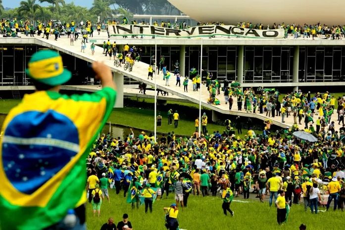 Bolsonaristas invadem o Congresso Nacional, em Brasília