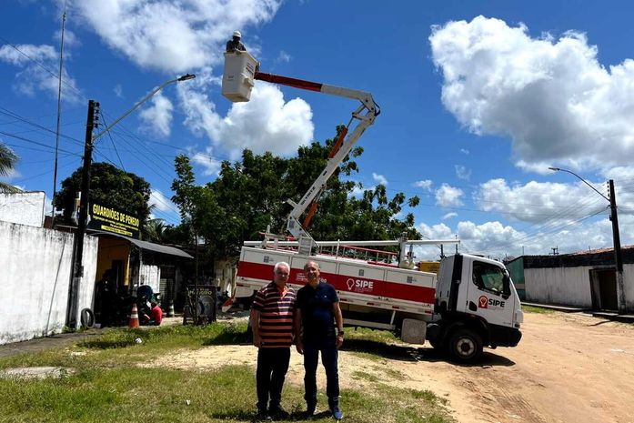 Penedo Mais Iluminada: Ronaldo Lopes e Ricardo Araújo acompanham serviços da SIPE no Loteamento Santa Luzia