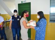 1.300 famílias, na Zona Rural de Delmiro Gouveia, estão sendo beneficiadas com a primeira etapa da distribuição de cestas básicas