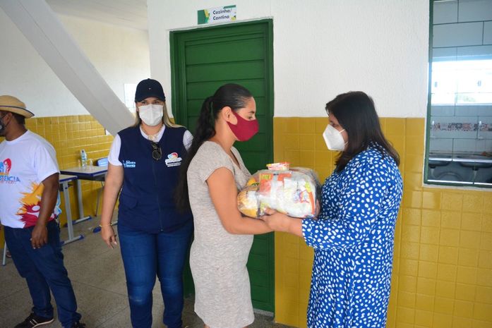 1.300 famílias, na Zona Rural de Delmiro Gouveia, estão sendo beneficiadas com a primeira etapa da distribuição de cestas básicas