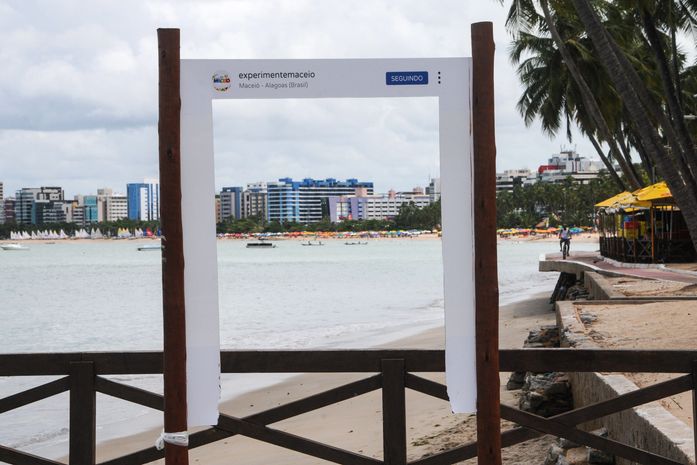 Totem do Instagram foi alvo de vandalismo.