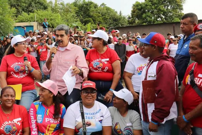 Com reeleição contestada, Maduro faz eleição para comunas na Venezuela