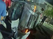 Populares destruíram o carro após atropelamentos