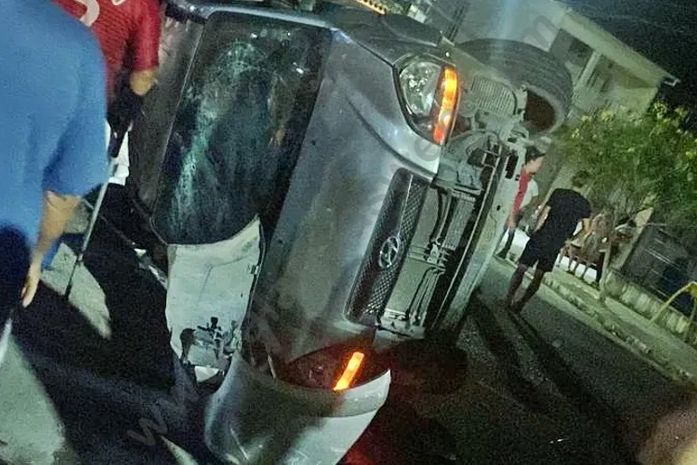 Populares destruíram o carro após atropelamentos