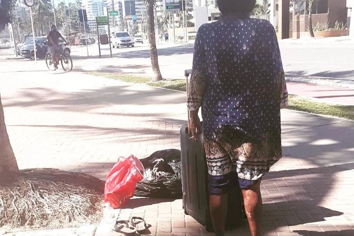 Quitéria, a preta, idosa em situação de rua confidenciou que o aniversário dela é no dia de Natal, e pediu presente. É novembro!