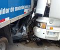 Vítimas ficam presas às ferragens após grave acidente entre caminhões e carro na BR-101