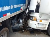 Vítimas ficam presas às ferragens após grave acidente entre caminhões e carro na BR-101