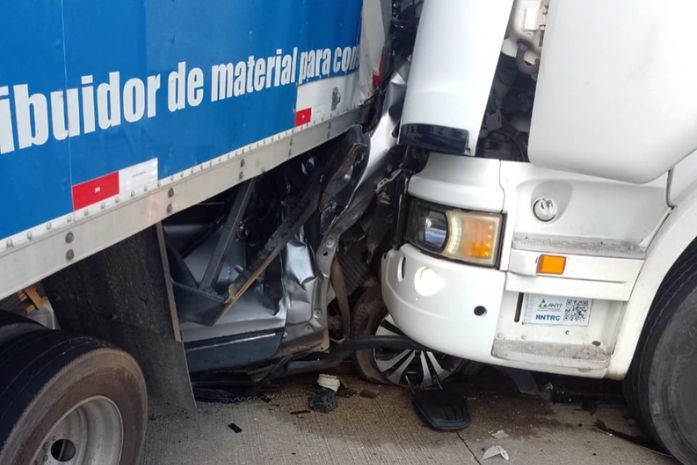 Vítimas ficam presas às ferragens após grave acidente entre caminhões e carro na BR-101
