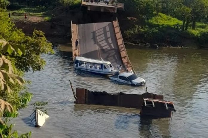 Veículos caem em rio após ponte desabar na BR-319, no AM; três pessoas morreram