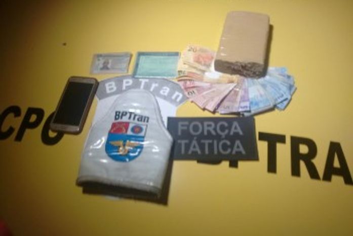 Após abordagem policial, jovem é preso com meia barra de maconha na parte alta