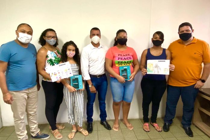 Prefeitura de São Miguel dos Campos realiza entrega de tablets a vencedores do Concurso de Desenho Faça Bonito