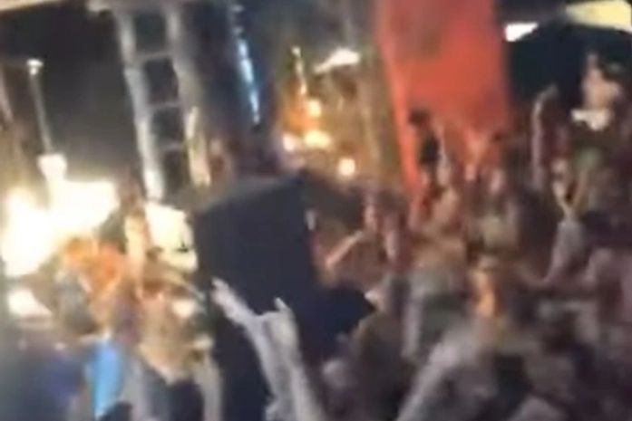 Festa com aglomeração na praia do Francês