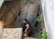 Moradora é socorrida ao cair em buraco após parte da calçada ceder em Penedo 