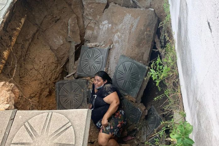 Moradora é socorrida ao cair em buraco após parte da calçada ceder em Penedo 