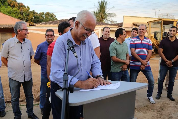 Teófilo assina ordem de serviço para pavimentação da Avenida Pio XII