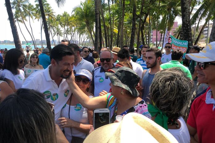 Rodrigo faz panfletagem na orla e amplia apoio à sua caminhada ao Senado