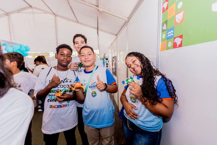 Estudantes da rede pública de Maceió visitam estandes e apresentam trabalhos na Sinpete