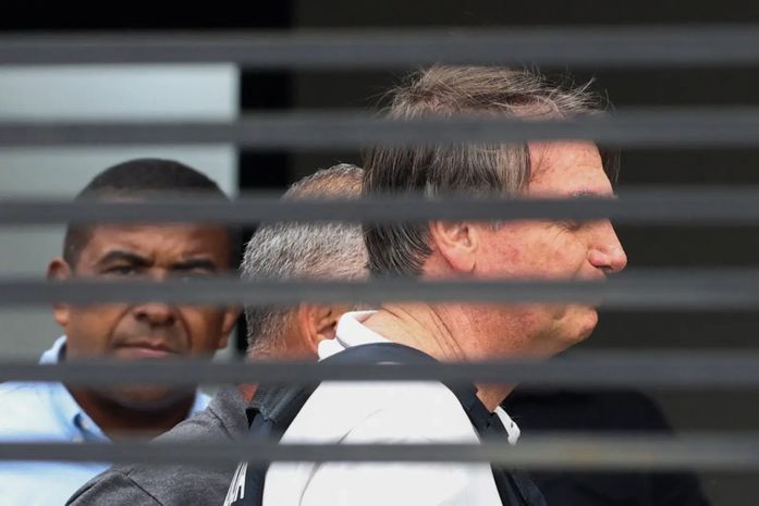 Bolsonaro recebe alta após cirurgia no ombro e seguirá recuperação em casa