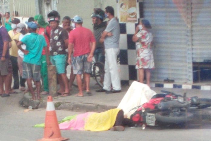 Servidora do Samu morre atropelada, após colisão entre moto e caminhão em Maceió