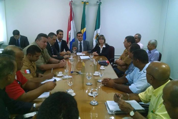 Militares se reúnem com representantes do governo