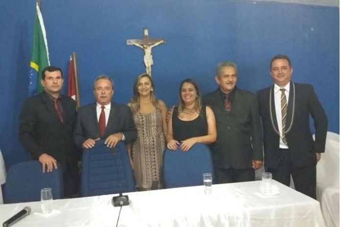 presidente da Câmara de Mata Grande (à esquerda) junto aos demais vereadores 