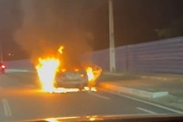 Incêndio atinge veículo na AL-101 Norte, em Guaxuma