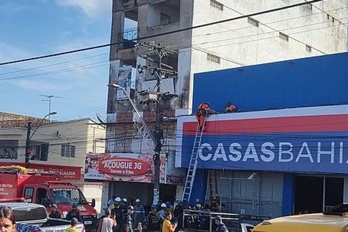 Jovem trabalhava em marquise quando levou o choque elétrico; ele sofreu queimaduras de 1º e 2º graus