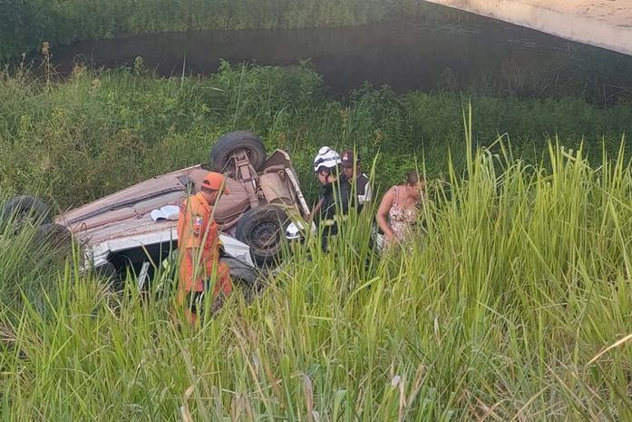 Mulher fica ferida após carro capotar e cair debaixo de ponte na Barra de São Miguel