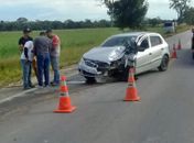 Motociclista morre após tentar ultrapassar carreta na BR-101