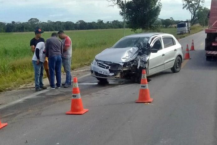 Motociclista morre após tentar ultrapassar carreta na BR-101