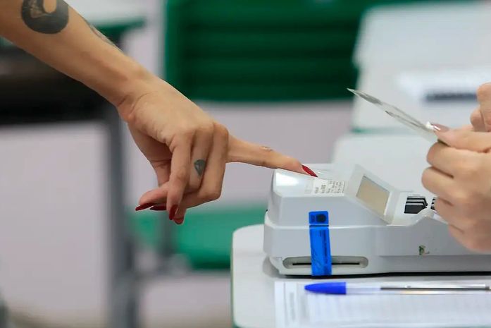 Ministros do TSE se reúnem às portas fechadas após decisão de Zanin