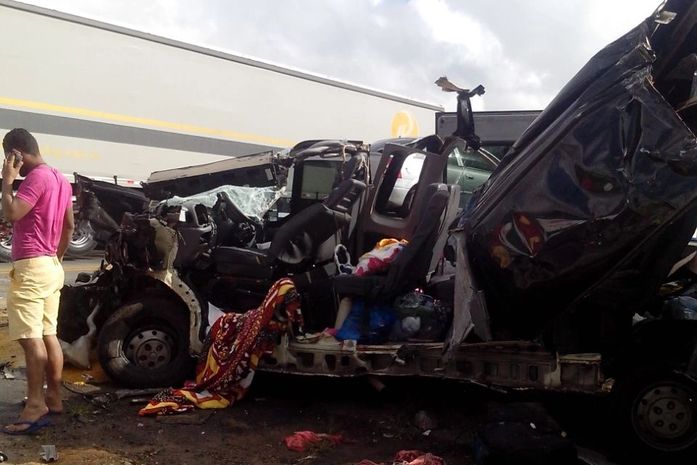 Van ficou destruída em acidente
