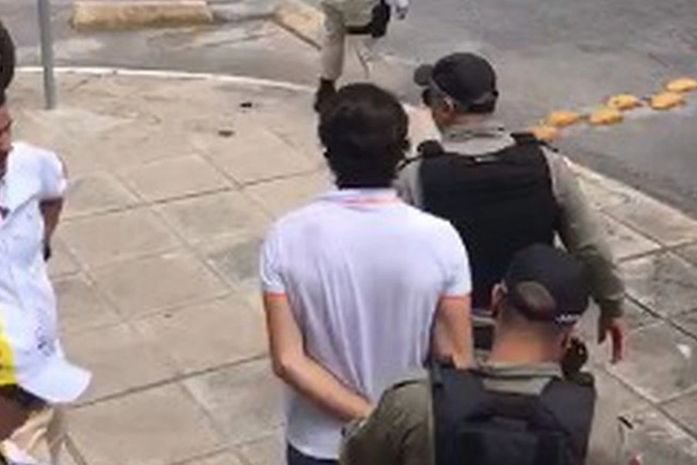 Jovem é preso ao tentar furtar corrente de ouro de idoso, na Ponta Verde