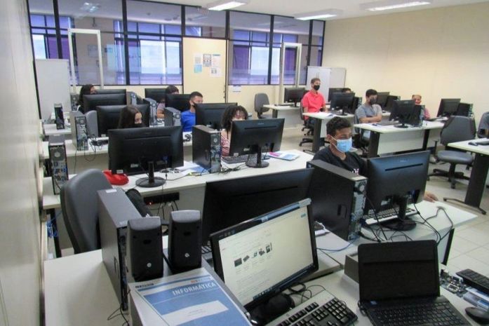 Jovens recebem formação em informática