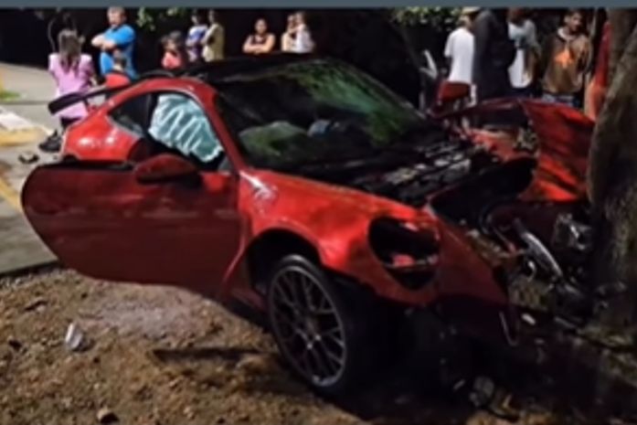 Motorista de Porsche perde controle e colide veículo contra árvore em Arapiraca
