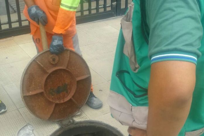 Esgoto foi flagrado em edifício na Ponta Verde