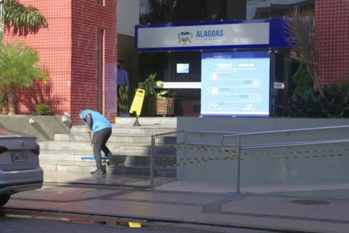 Vídeo: prédio da Sefaz tem andares alagados após problema em caixa d'água