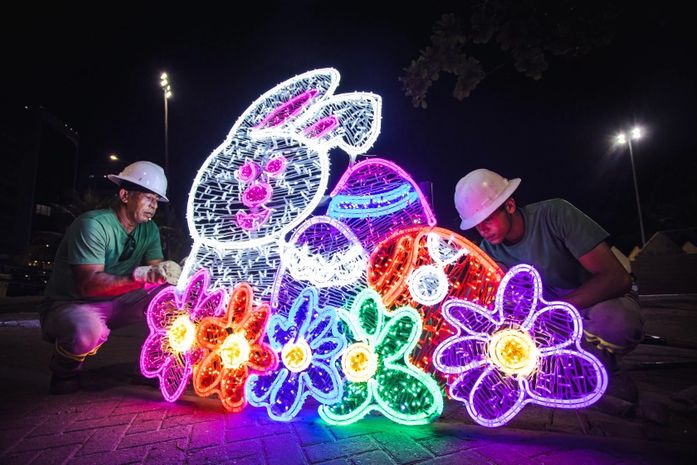 Decoração temática está sendo montada na Praça Multieventos, na Pajuçara