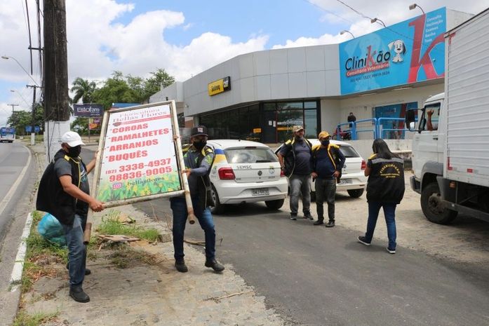 Convívio Social retira quase três mil anúncios irregulares de áreas públicas de Maceió