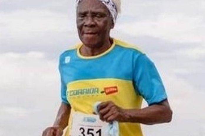 A vovó Adelmira é uma corredora de 96 anos que ganhou mais de 50 medalhas e troféus