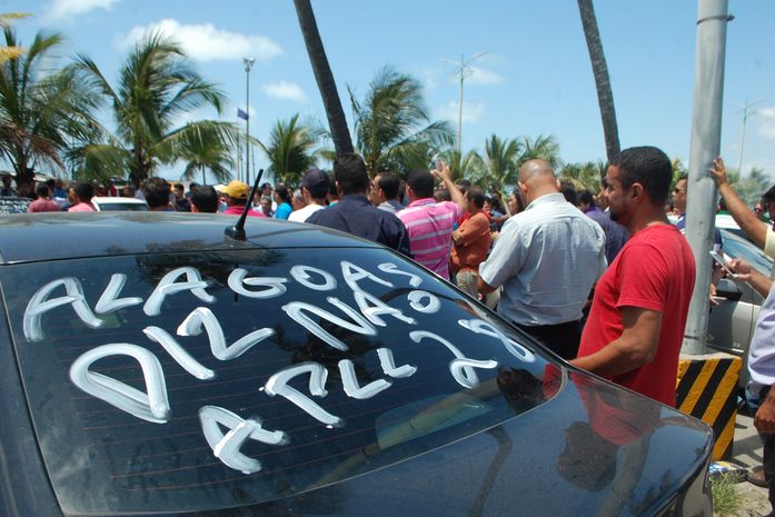 Motoristas protestam contra lei que regulamenta a Uber