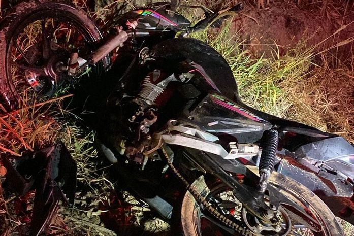 Acidente entre moto e ônibus escolar deixa jovem com perna decepada na BR-416, no interior de AL