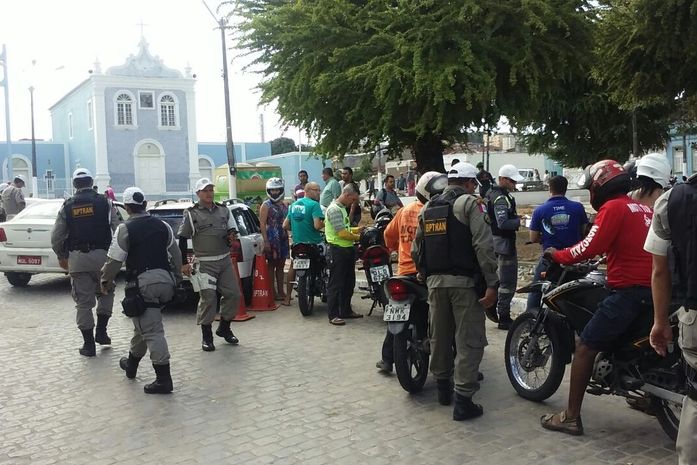 Operação do BPTran na praça Lucena Maranhão