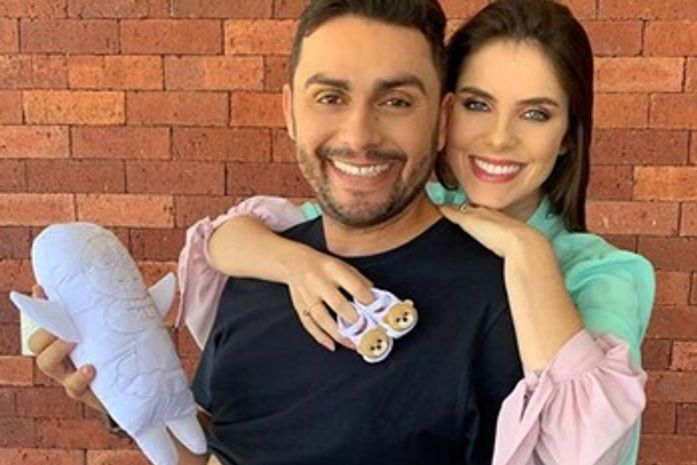 Cantor alagoano e a esposa, Débora Silva, anunciam que estão à espera do primeiro filho.