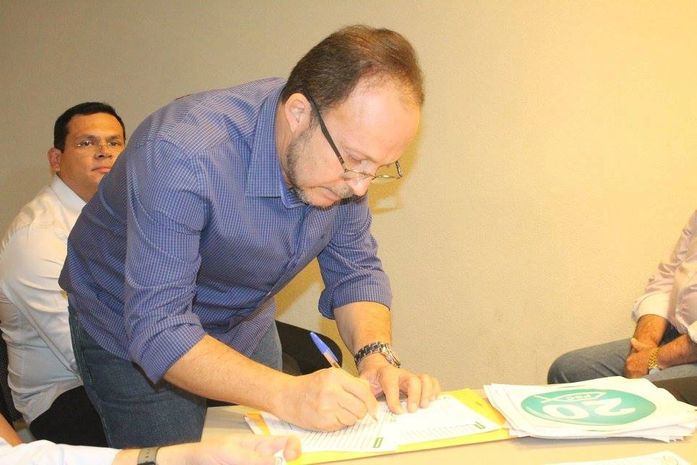 Prefeito de Colônia Leopoldina, Manuilson Andrade, assinando ficha de filiação ao PSC