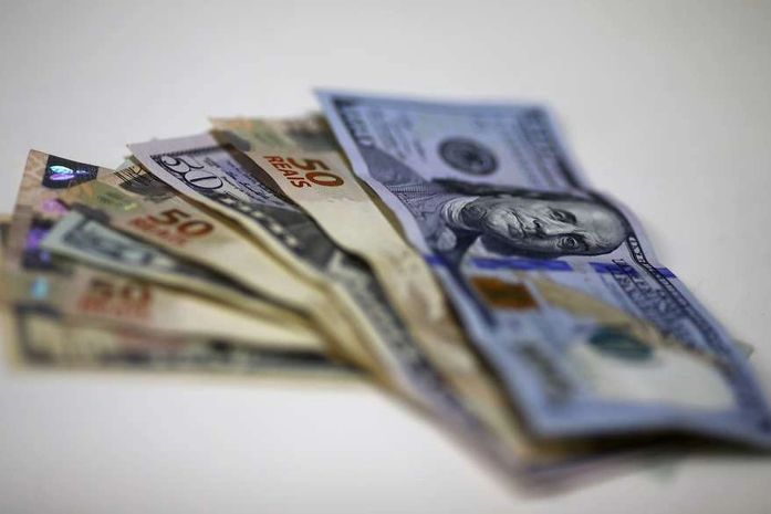 Dólar se aproxima de R$5,80 após decisão de Fachin