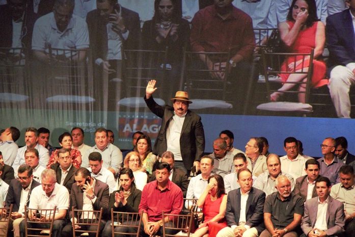 Prefeito Gilberto Gonçalves assina pactuação de Rio Largo com o Escola 10